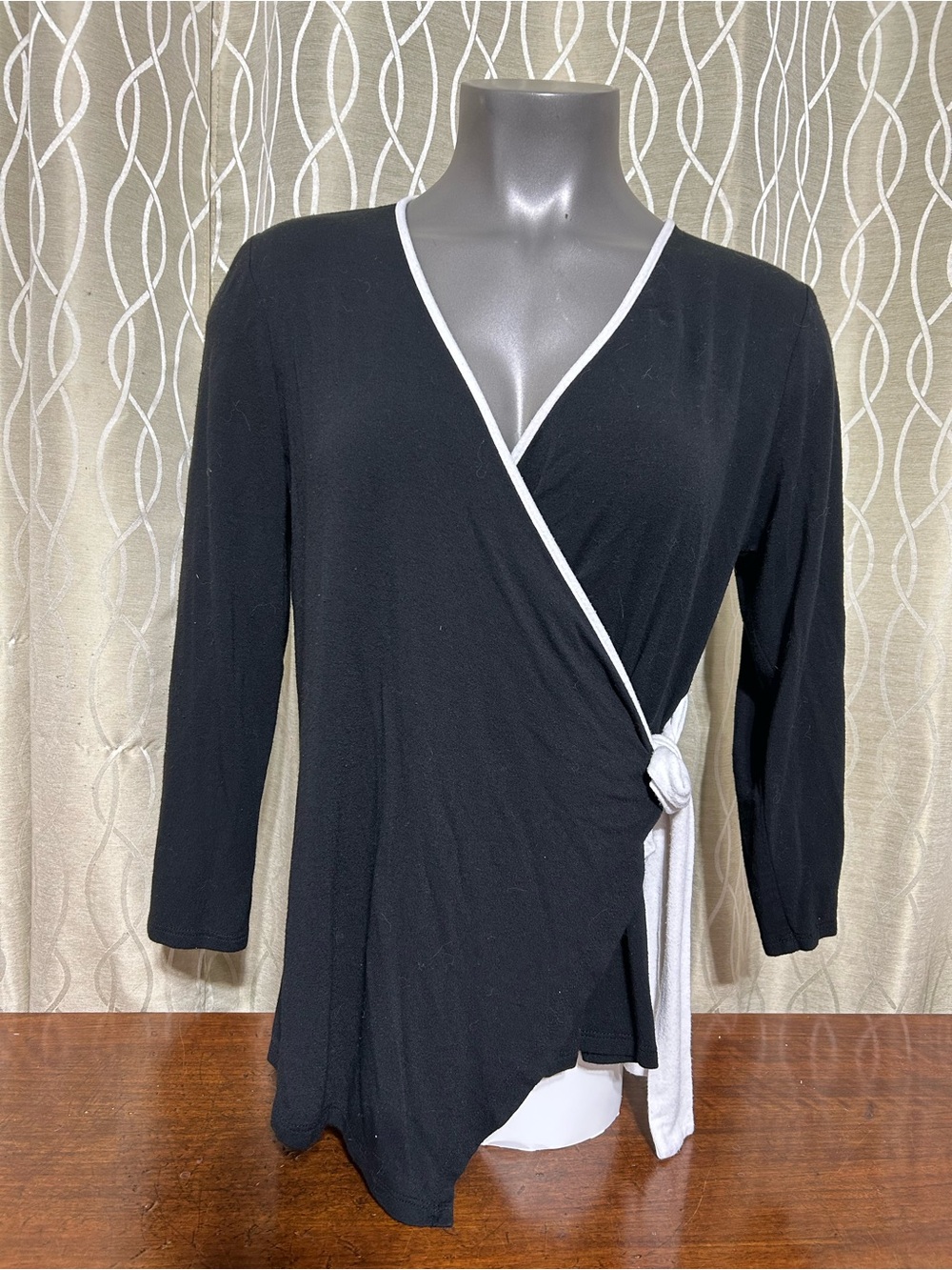 bobeau Black Wrap Top with White Trim and Side Knot